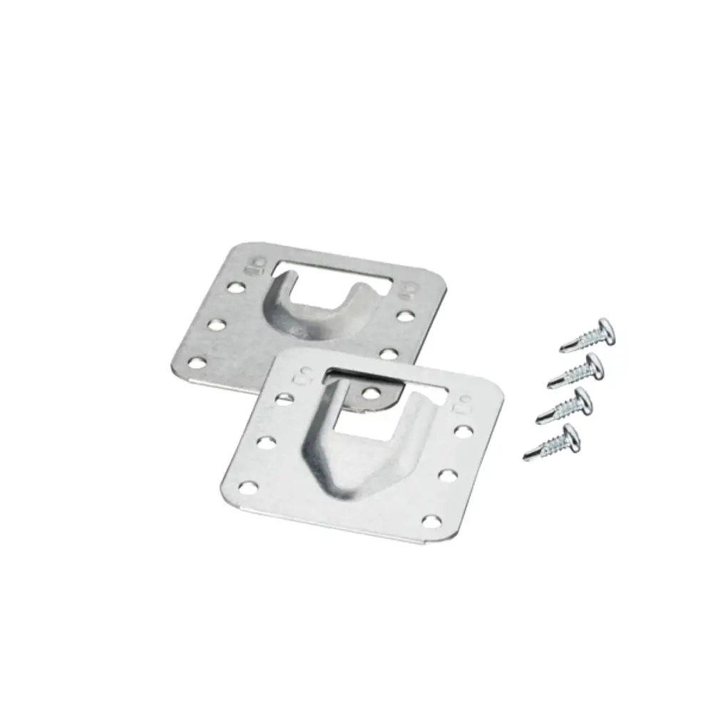 Zwei metallische Halterungen von Oventrop mit mehreren Befestigungsbohrungen und vier dazugehörigen Schrauben.